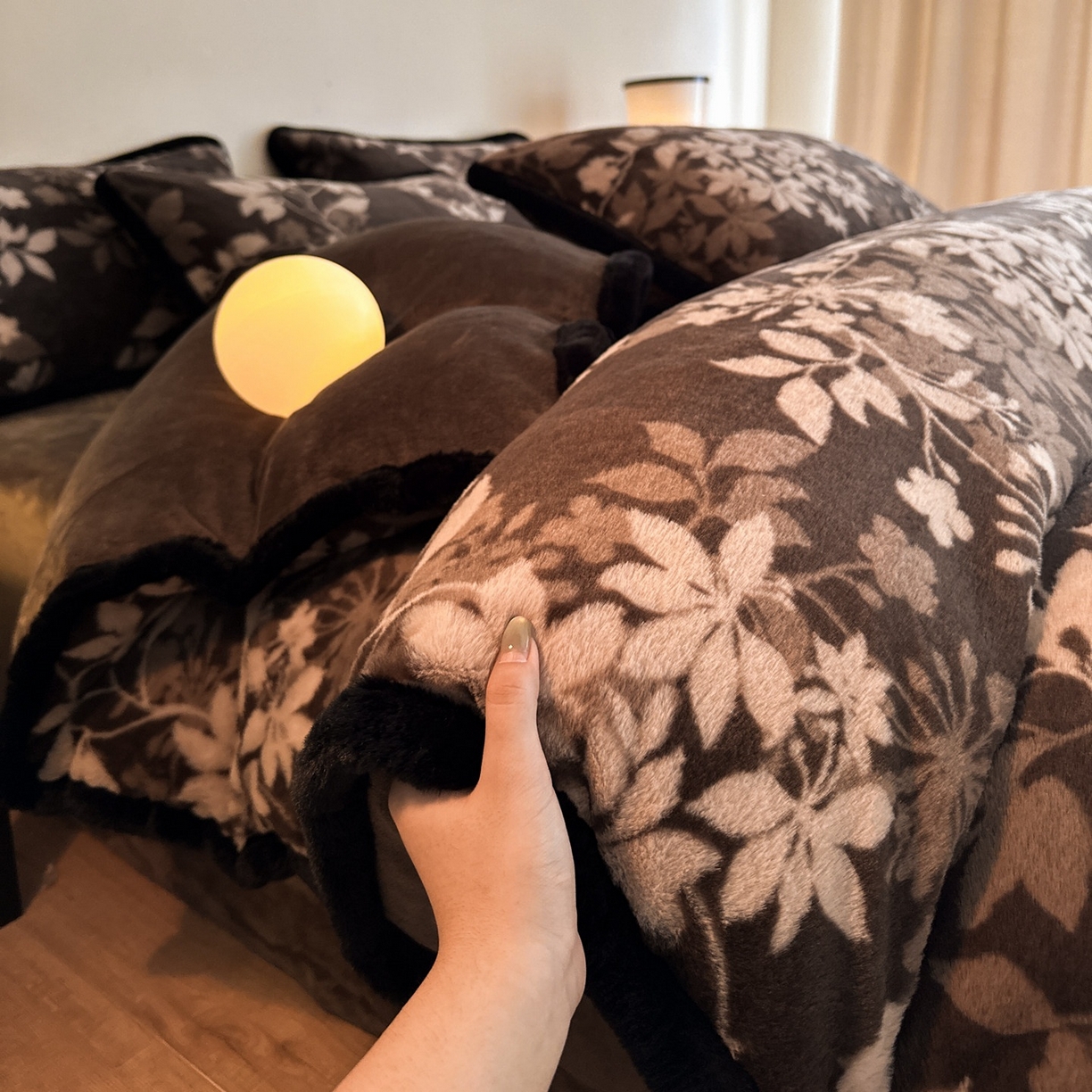 91家纺网 家纺一手货源 找家纺 铠畅  2025新款加厚8斤包边款美拉德仿兔毛皮草牛奶绒四件套 美拉德包边款-莫奈花园