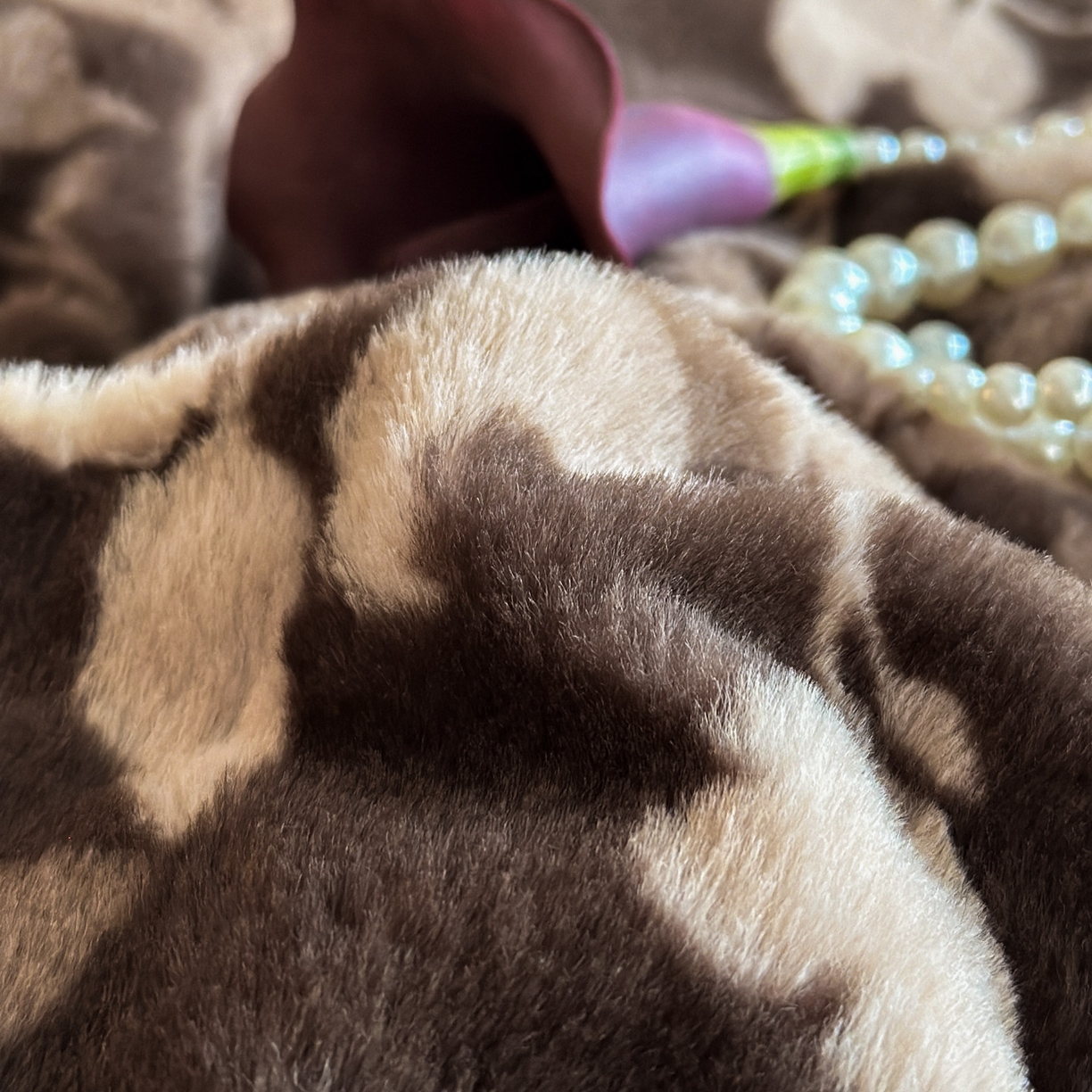 91家纺网 家纺一手货源 找家纺 铠畅  2025新款加厚8斤包边款美拉德仿兔毛皮草牛奶绒四件套 美拉德包边款-莫奈花园