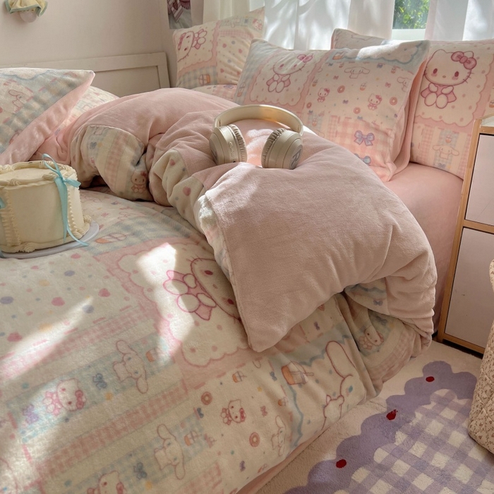 91家纺网 家纺一手货源 找家纺 红嘴企鹅 2025新款精致印花牛奶绒四件套 牛奶绒-少女猫咪