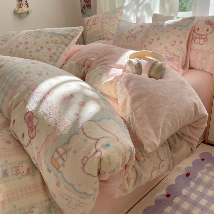 91家纺网 家纺一手货源 找家纺 红嘴企鹅 2025新款精致印花牛奶绒四件套 牛奶绒-少女猫咪