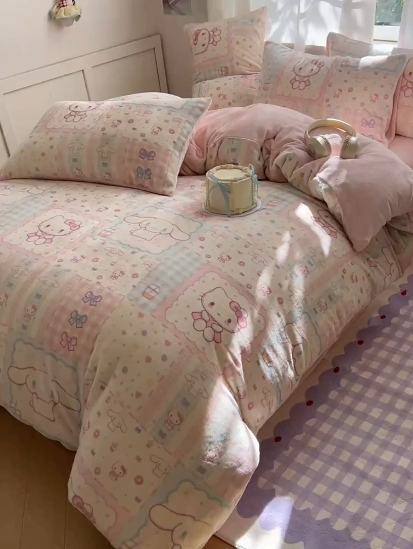 91家纺网 家纺一手货源 找家纺 红嘴企鹅 2025新款精致印花牛奶绒四件套 牛奶绒-少女猫咪