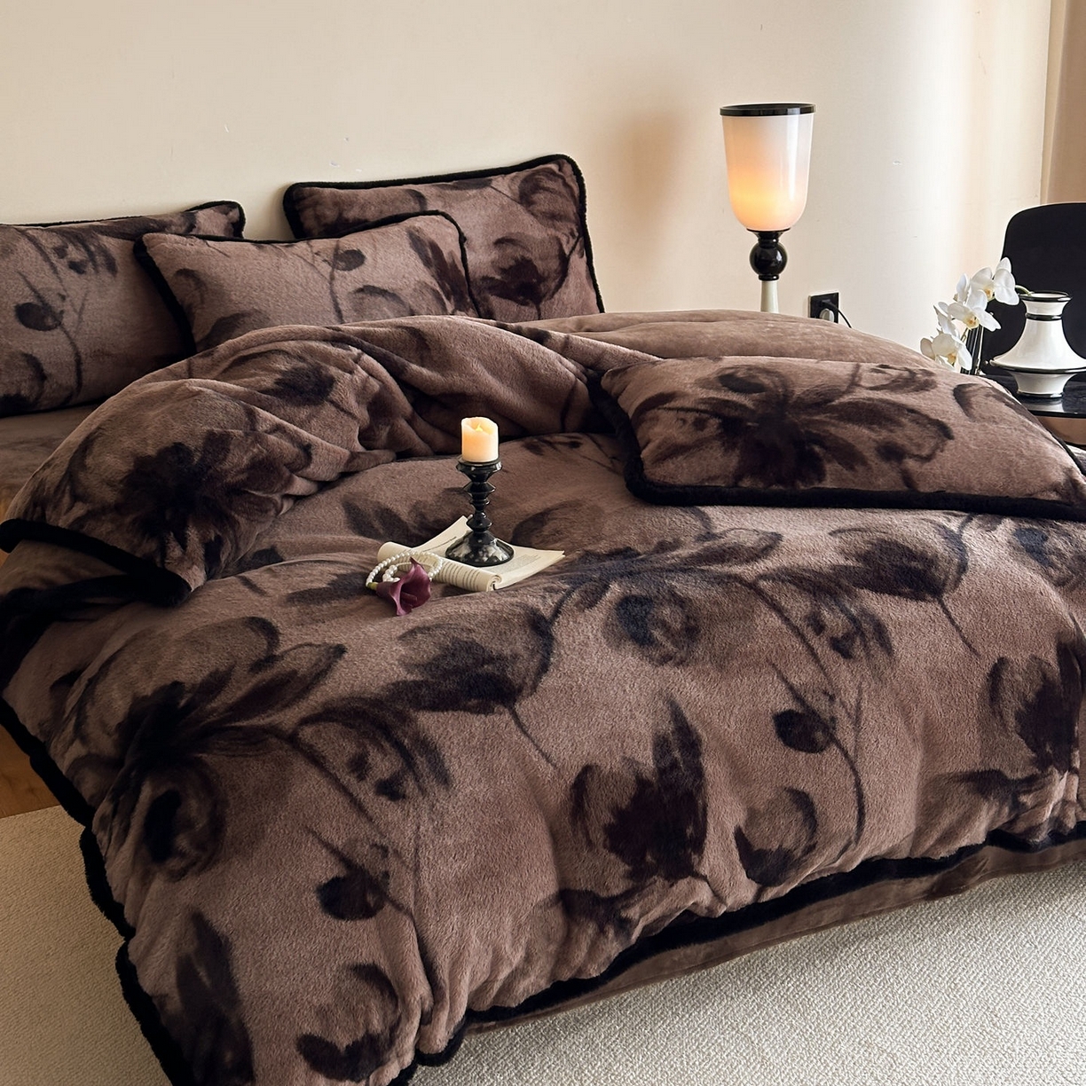 91家纺网 家纺一手货源 找家纺 铠畅  2025新款加厚8斤包边款美拉德仿兔毛皮草牛奶绒四件套 美拉德包边款-墨染芳华