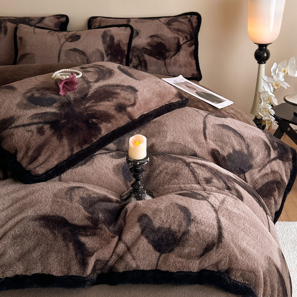 91家纺网 家纺一手货源 找家纺 铠畅  2025新款加厚8斤包边款美拉德仿兔毛皮草牛奶绒四件套 美拉德包边款-墨染芳华