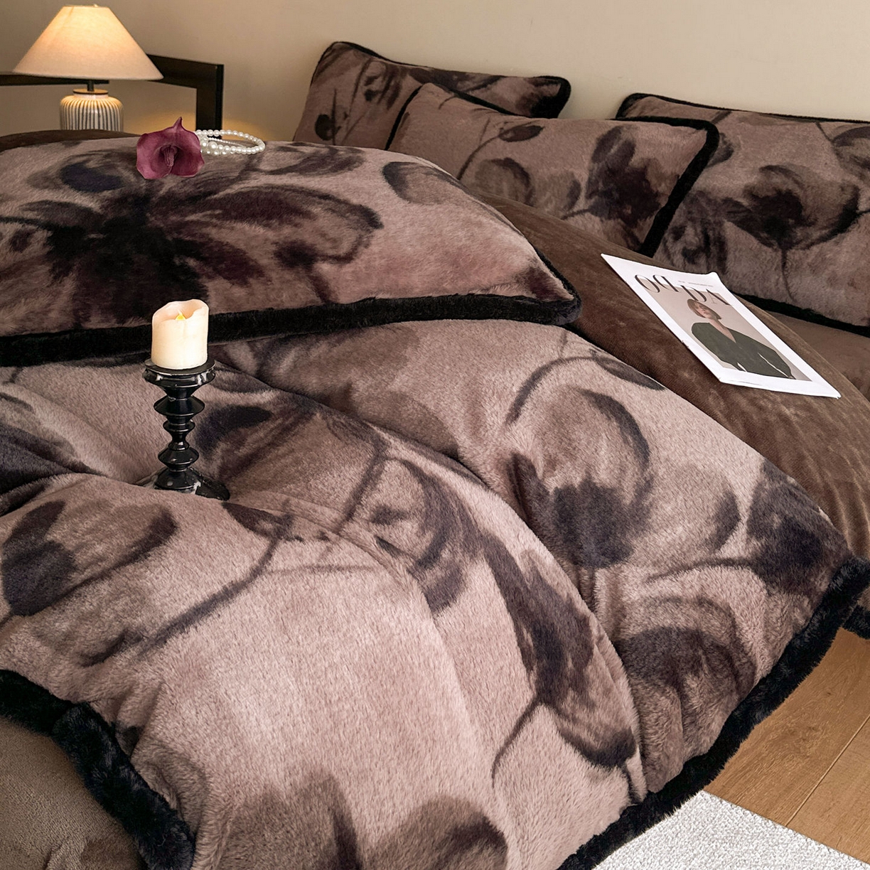 91家纺网 家纺一手货源 找家纺 铠畅  2025新款加厚8斤包边款美拉德仿兔毛皮草牛奶绒四件套 美拉德包边款-墨染芳华