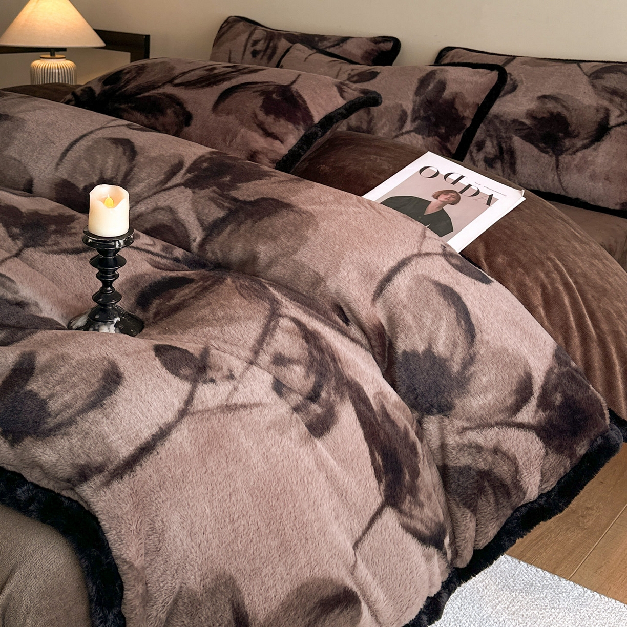 91家纺网 家纺一手货源 找家纺 铠畅  2025新款加厚8斤包边款美拉德仿兔毛皮草牛奶绒四件套 美拉德包边款-墨染芳华