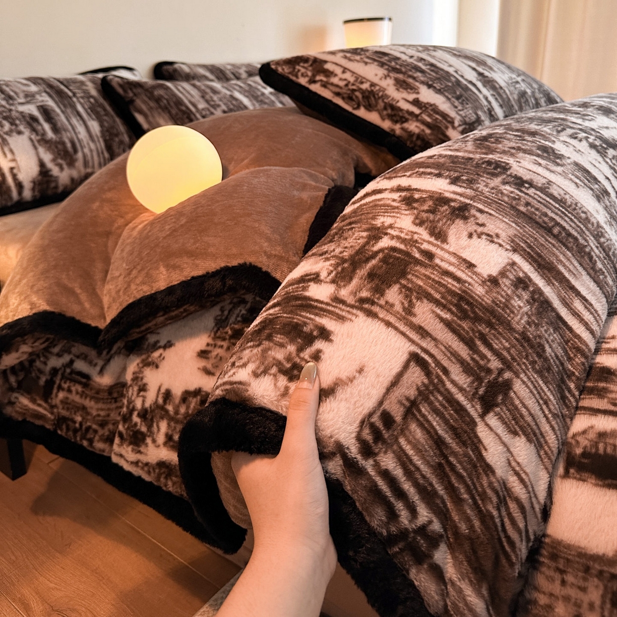 91家纺网 家纺一手货源 找家纺 铠畅  2025新款加厚8斤包边款美拉德仿兔毛皮草牛奶绒四件套 美拉德包边款-暮光