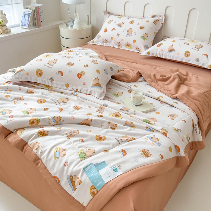 91家纺网 家纺一手货源 找家纺 梵克保罗 2025春夏新款10A级抗菌水洗针织棉夏被四件套 卡皮巴拉