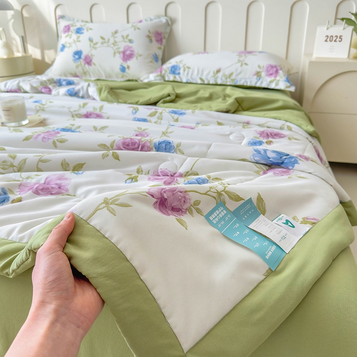 91家纺网 家纺一手货源 找家纺 梵克保罗 2025春夏新款10A级抗菌水洗针织棉夏被四件套 亲密花语