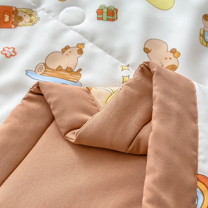 91家纺网 家纺一手货源 找家纺 梵克保罗 2025春夏新款10A级抗菌水洗针织棉夏被四件套 卡皮巴拉