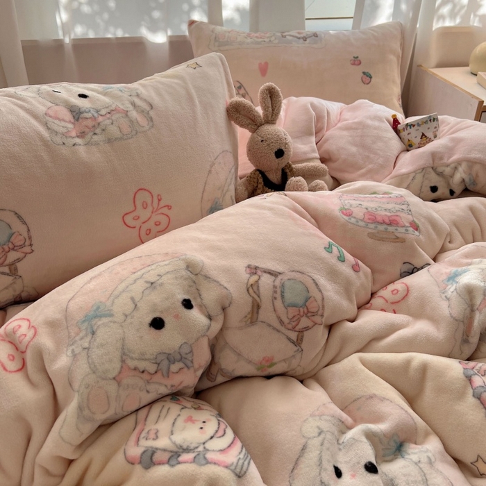 91家纺网 家纺一手货源 找家纺 红嘴企鹅 2025新款精致印花牛奶绒四件套 牛奶绒-生日Party