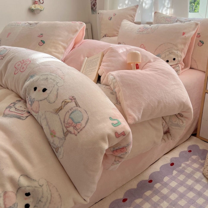 91家纺网 家纺一手货源 找家纺 红嘴企鹅 2025新款精致印花牛奶绒四件套 牛奶绒-生日Party