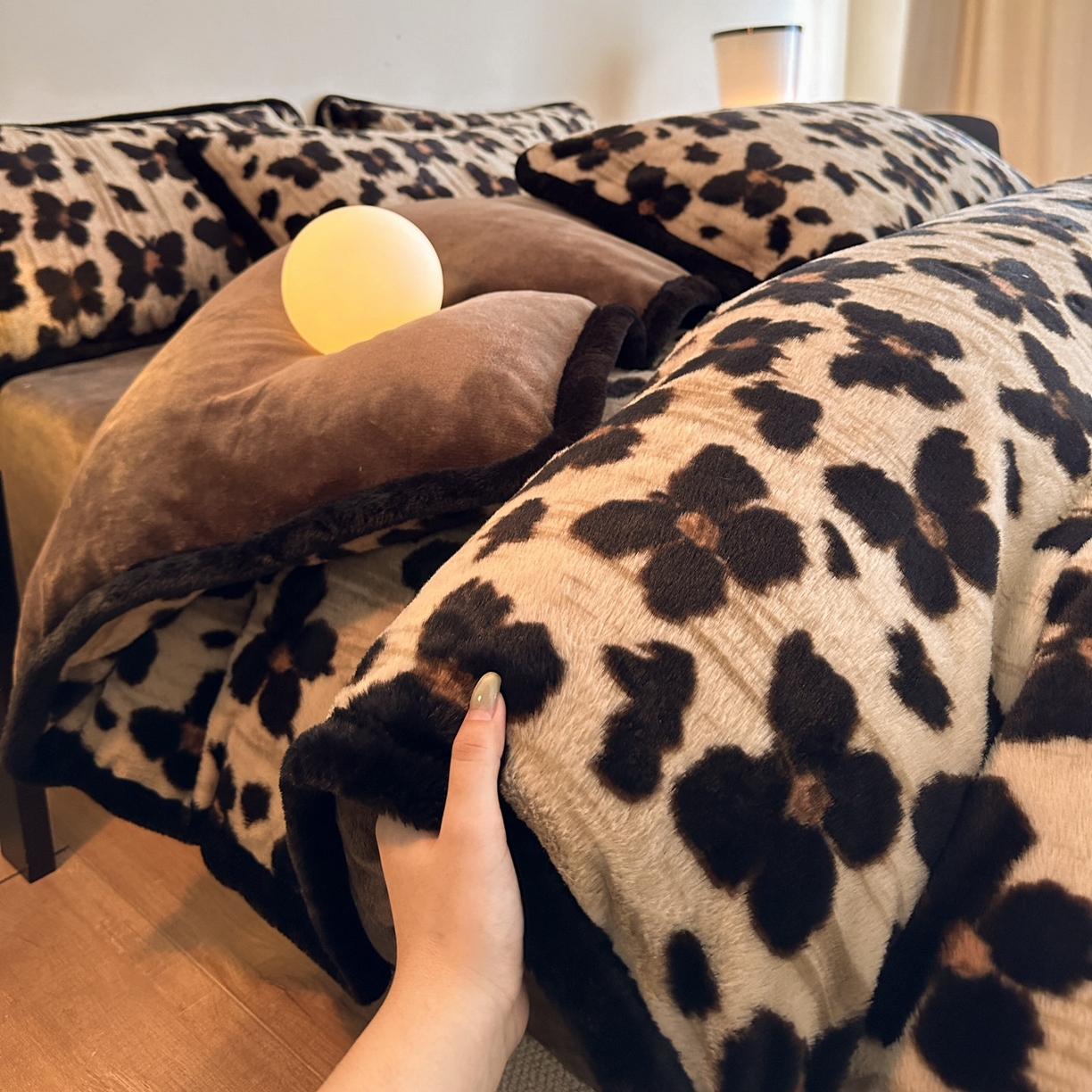 91家纺网 家纺一手货源 找家纺 铠畅  2025新款加厚8斤包边款美拉德仿兔毛皮草牛奶绒四件套 美拉德包边款-双栖蝶