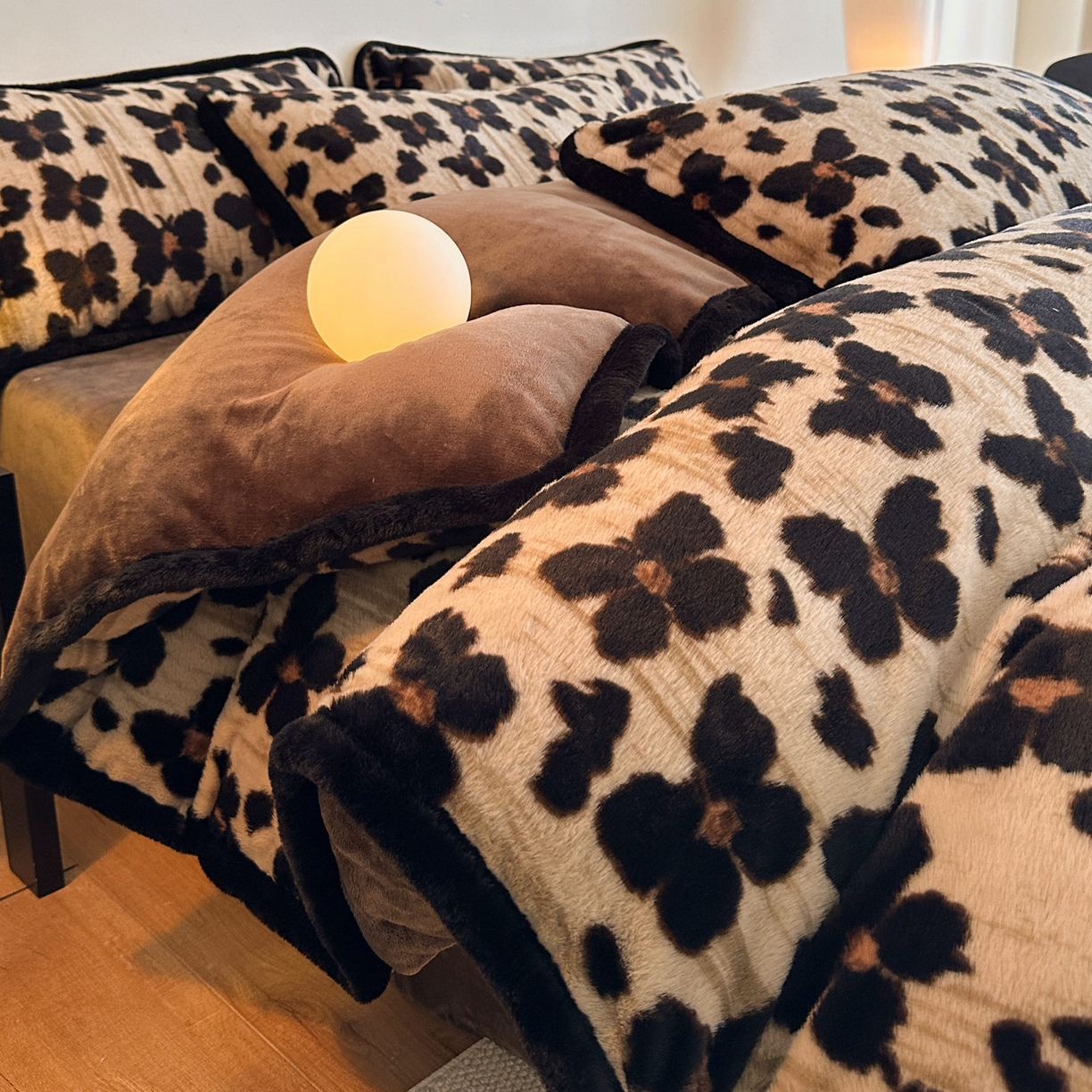 91家纺网 家纺一手货源 找家纺 铠畅  2025新款加厚8斤包边款美拉德仿兔毛皮草牛奶绒四件套 美拉德包边款-双栖蝶