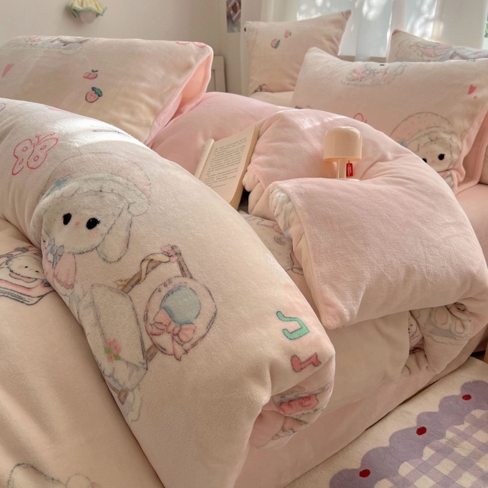 91家纺网 家纺一手货源 找家纺 红嘴企鹅 2025新款精致印花牛奶绒四件套 牛奶绒-生日Party