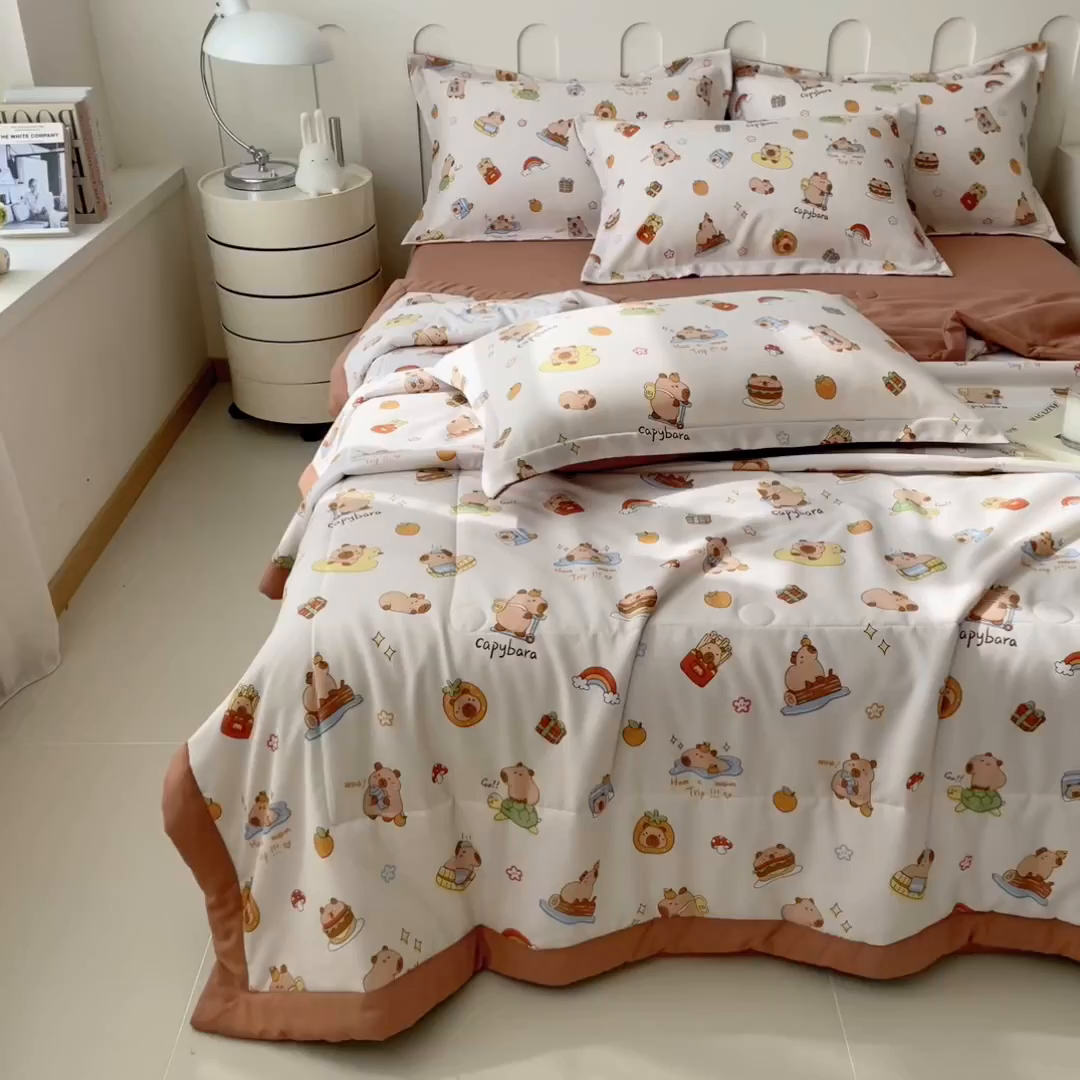 91家纺网 家纺一手货源 找家纺 梵克保罗 2025春夏新款10A级抗菌水洗针织棉夏被四件套 卡皮巴拉