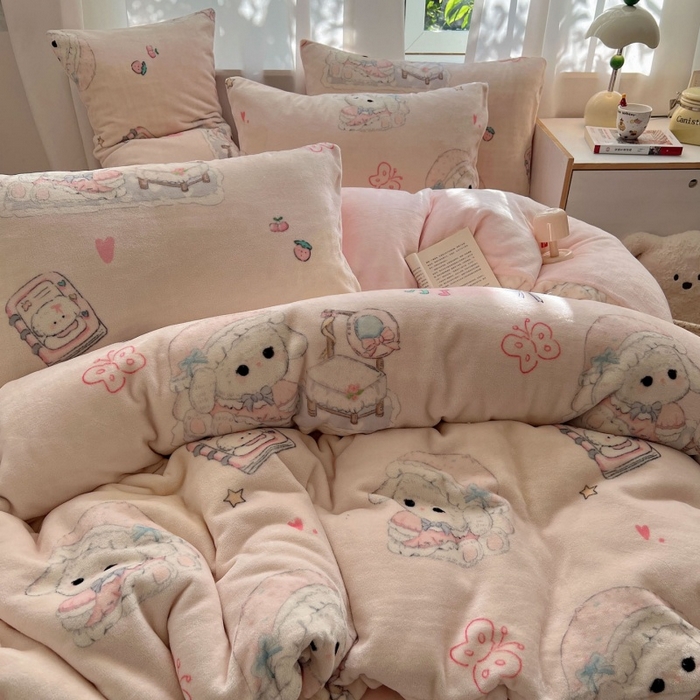 91家纺网 家纺一手货源 找家纺 红嘴企鹅 2025新款精致印花牛奶绒四件套 牛奶绒-生日Party