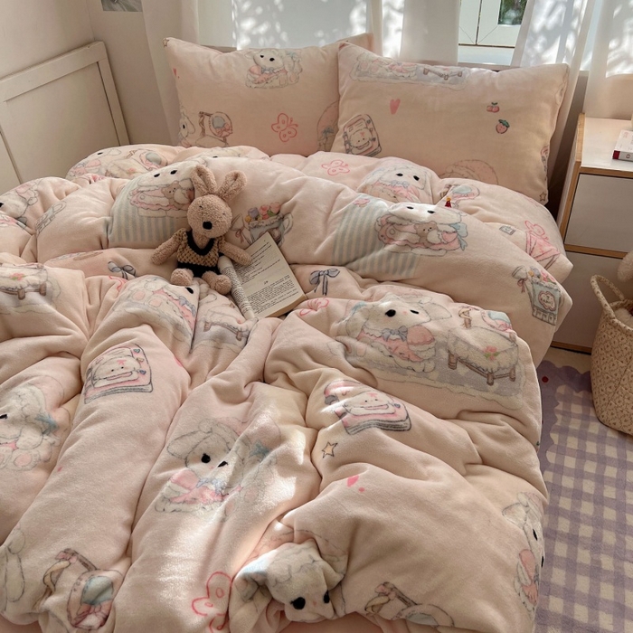 91家纺网 家纺一手货源 找家纺 红嘴企鹅 2025新款精致印花牛奶绒四件套 牛奶绒-生日Party