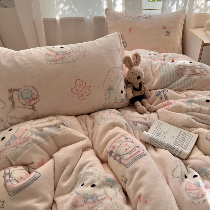 91家纺网 家纺一手货源 找家纺 红嘴企鹅 2025新款精致印花牛奶绒四件套 牛奶绒-生日Party