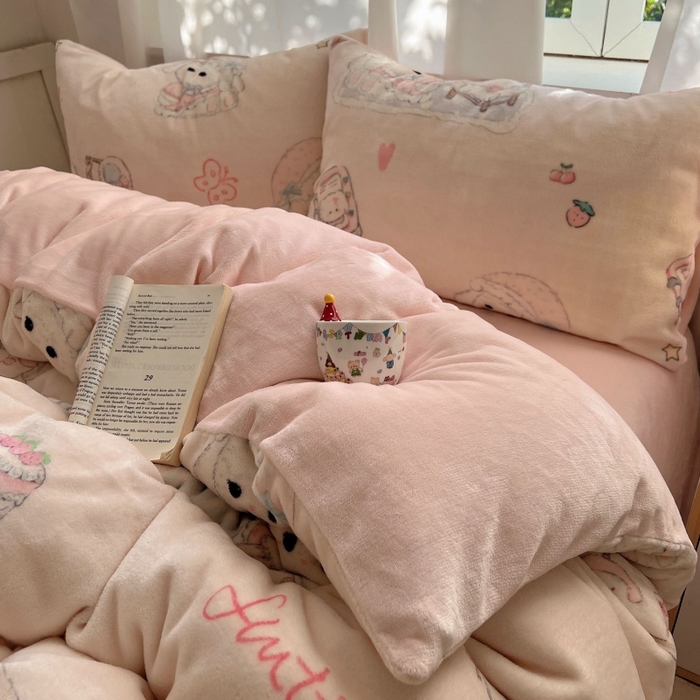 91家纺网 家纺一手货源 找家纺 红嘴企鹅 2025新款精致印花牛奶绒四件套 牛奶绒-生日Party