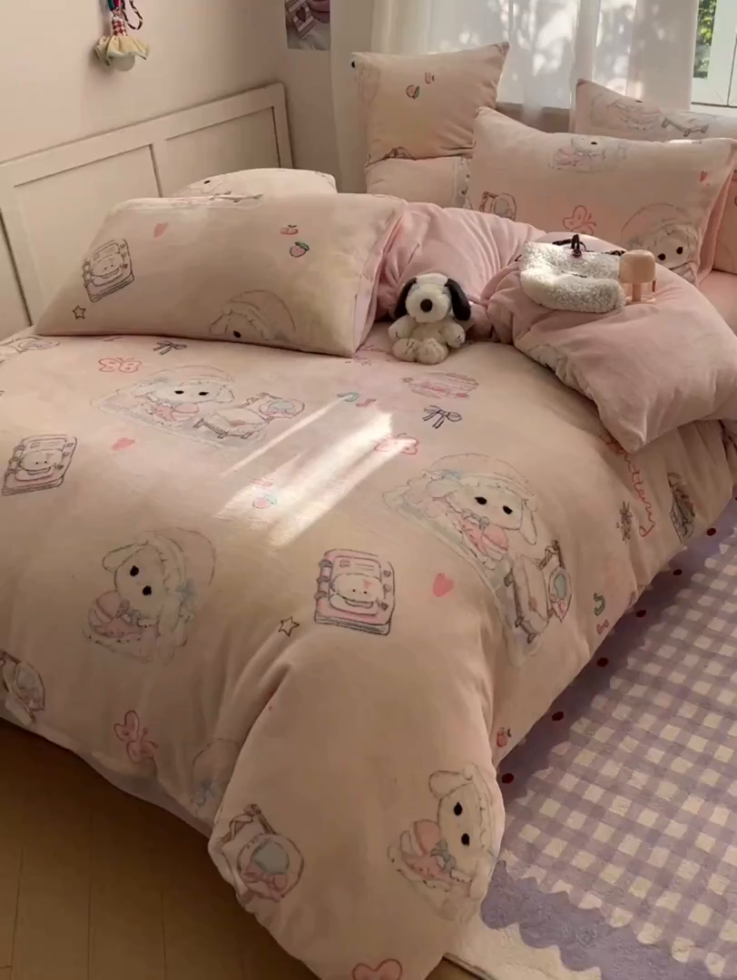 91家纺网 家纺一手货源 找家纺 红嘴企鹅 2025新款精致印花牛奶绒四件套 牛奶绒-生日Party