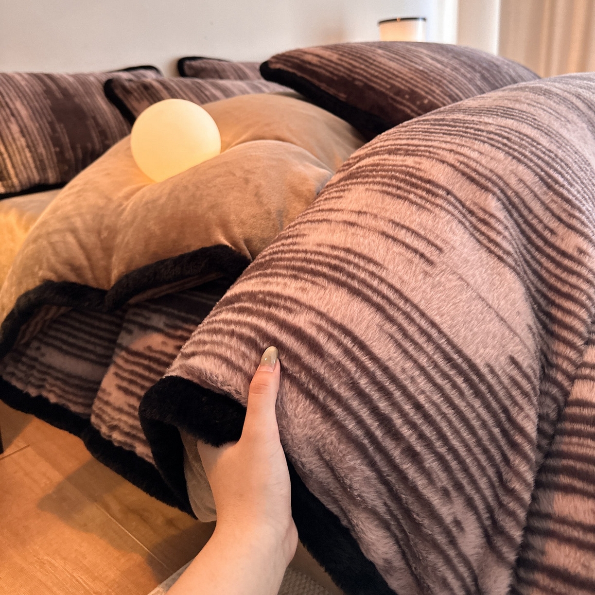 91家纺网 家纺一手货源 找家纺 铠畅  2025新款加厚8斤包边款美拉德仿兔毛皮草牛奶绒四件套 美拉德包边款-微瑕时光