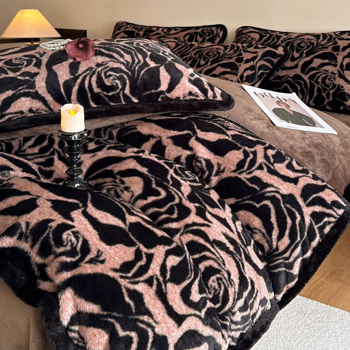 91家纺网 家纺一手货源 找家纺 铠畅  2025新款加厚8斤包边款美拉德仿兔毛皮草牛奶绒四件套 美拉德包边款-雅致咖纹