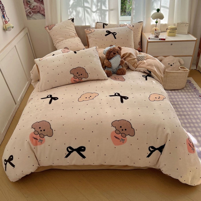 91家纺网 家纺一手货源 找家纺 红嘴企鹅 2025新款精致印花牛奶绒四件套 牛奶绒-舞蝶结狗狗