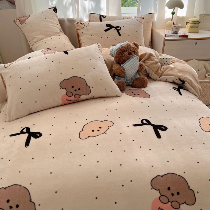 91家纺网 家纺一手货源 找家纺 红嘴企鹅 2025新款精致印花牛奶绒四件套 牛奶绒-舞蝶结狗狗