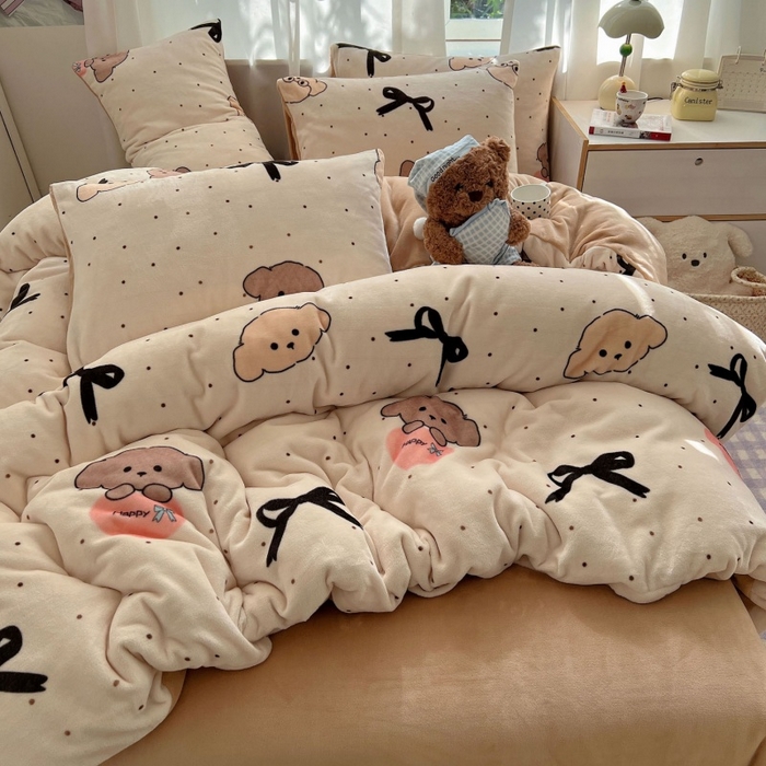 91家纺网 家纺一手货源 找家纺 红嘴企鹅 2025新款精致印花牛奶绒四件套 牛奶绒-舞蝶结狗狗