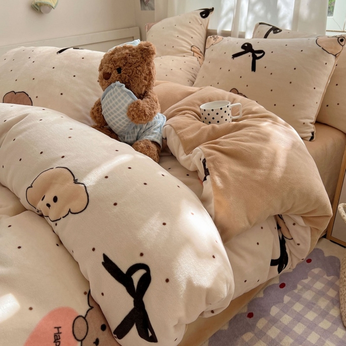 91家纺网 家纺一手货源 找家纺 红嘴企鹅 2025新款精致印花牛奶绒四件套 牛奶绒-舞蝶结狗狗