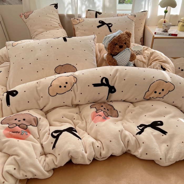 91家纺网 家纺一手货源 找家纺 红嘴企鹅 2025新款精致印花牛奶绒四件套 牛奶绒-舞蝶结狗狗