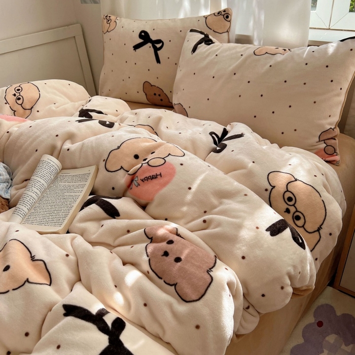 91家纺网 家纺一手货源 找家纺 红嘴企鹅 2025新款精致印花牛奶绒四件套 牛奶绒-舞蝶结狗狗