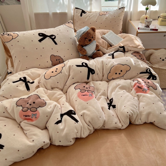 91家纺网 家纺一手货源 找家纺 红嘴企鹅 2025新款精致印花牛奶绒四件套 牛奶绒-舞蝶结狗狗