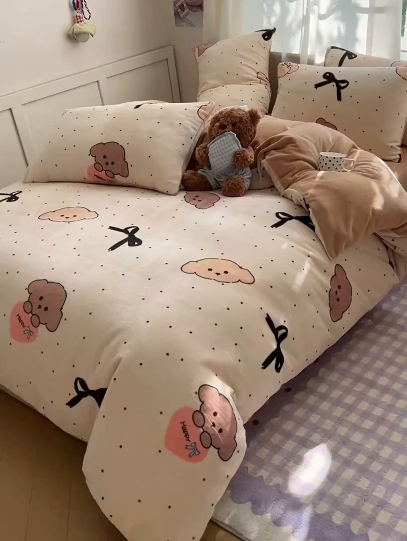 91家纺网 家纺一手货源 找家纺 红嘴企鹅 2025新款精致印花牛奶绒四件套 牛奶绒-舞蝶结狗狗