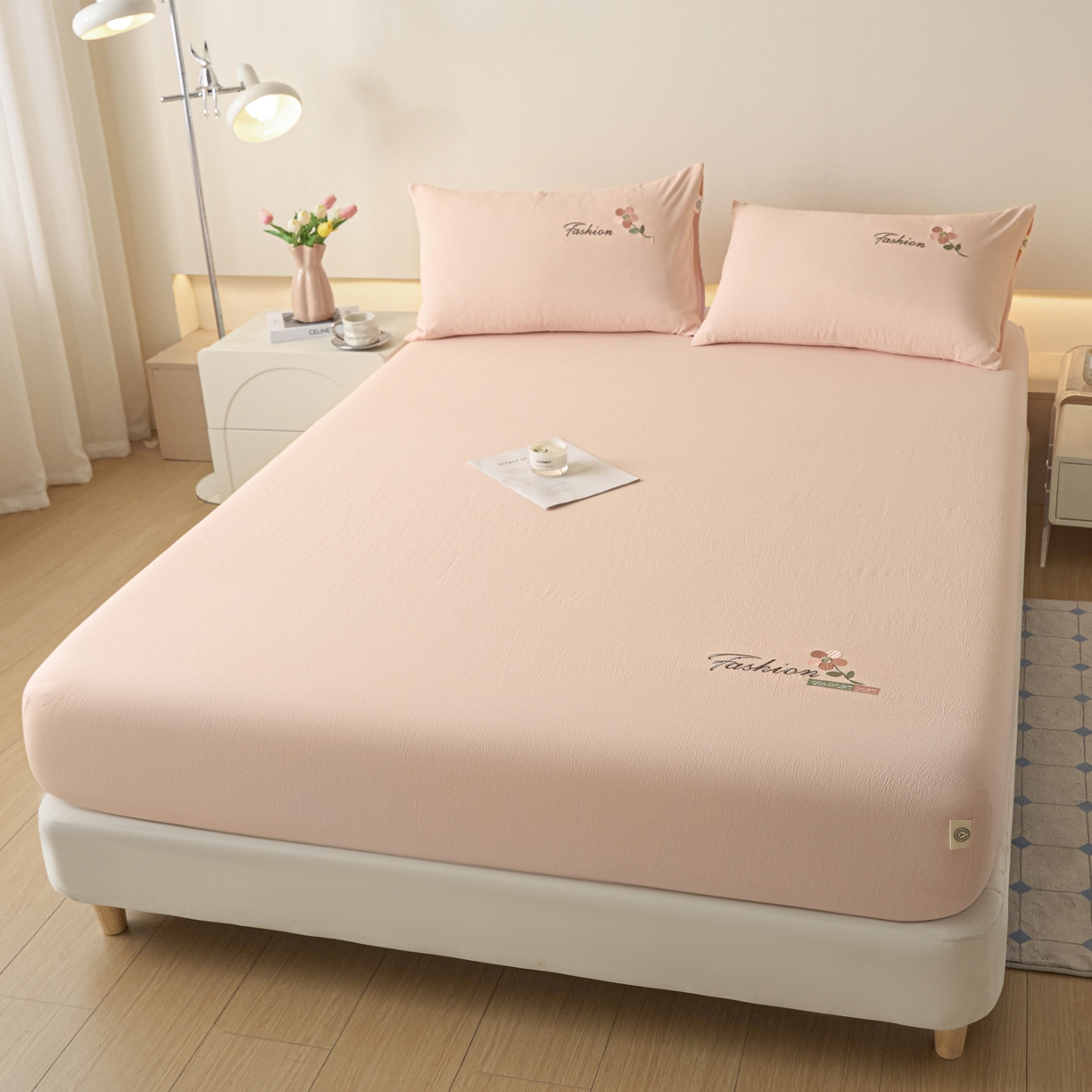 91家纺网 家纺一手货源 找家纺 鑫钰 2025新款A类云麻绣花抗菌透气床笠-芙洛拉 芙洛拉-仙女粉