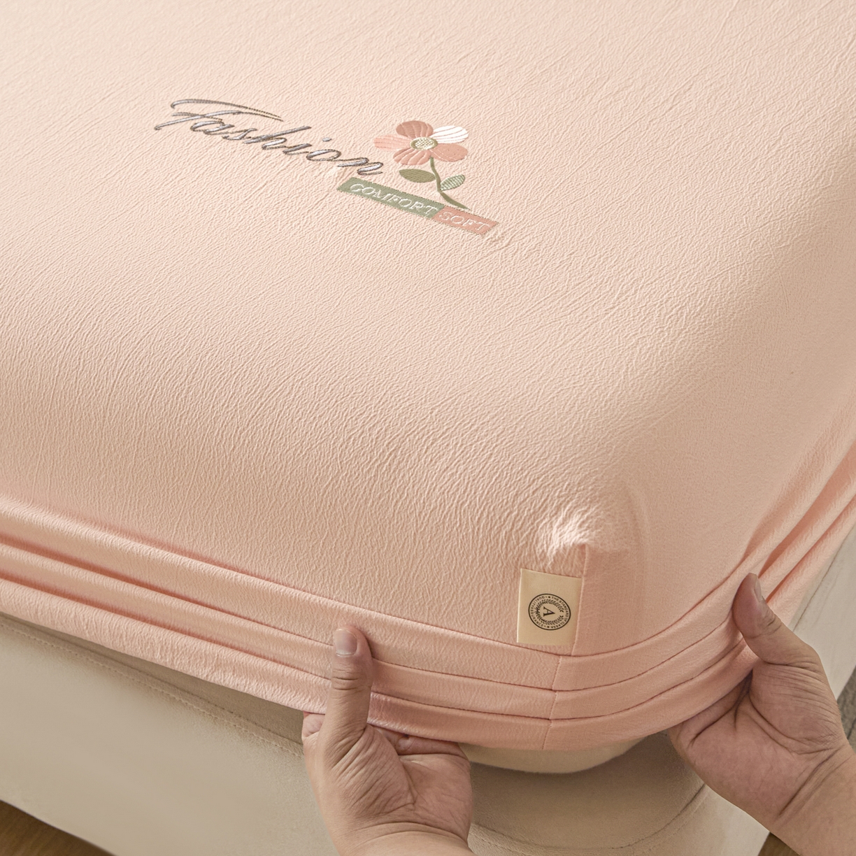 91家纺网 家纺一手货源 找家纺 鑫钰 2025新款A类云麻绣花抗菌透气床笠-芙洛拉 芙洛拉-仙女粉