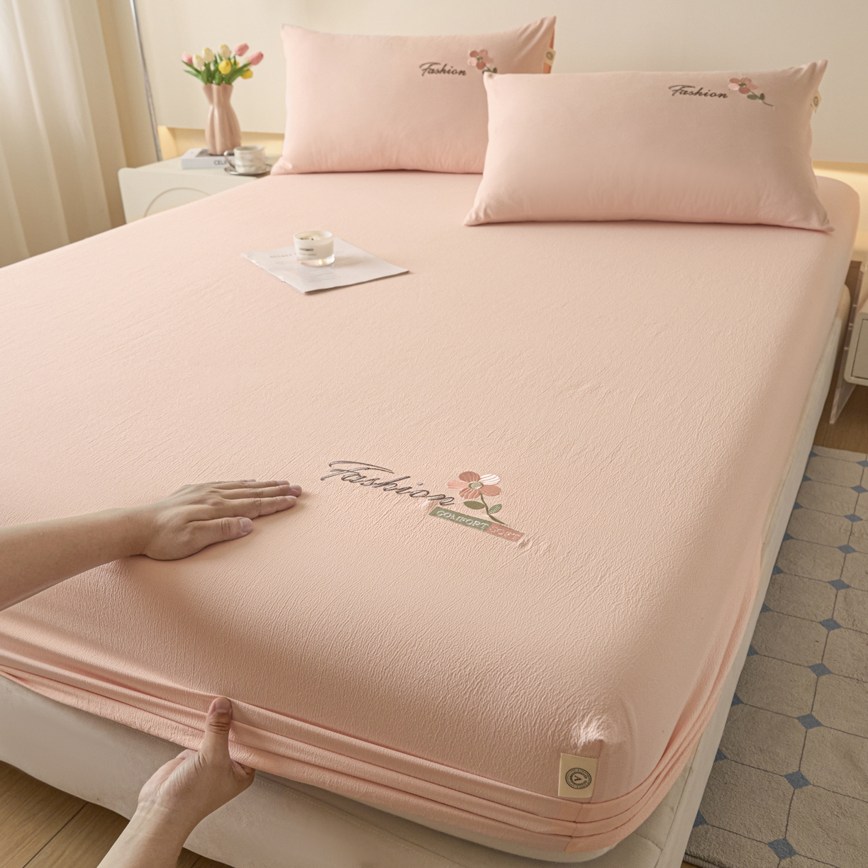 91家纺网 家纺一手货源 找家纺 鑫钰 2025新款A类云麻绣花抗菌透气床笠-芙洛拉 芙洛拉-仙女粉