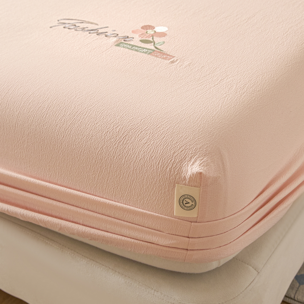 91家纺网 家纺一手货源 找家纺 鑫钰 2025新款A类云麻绣花抗菌透气床笠-芙洛拉 芙洛拉-仙女粉