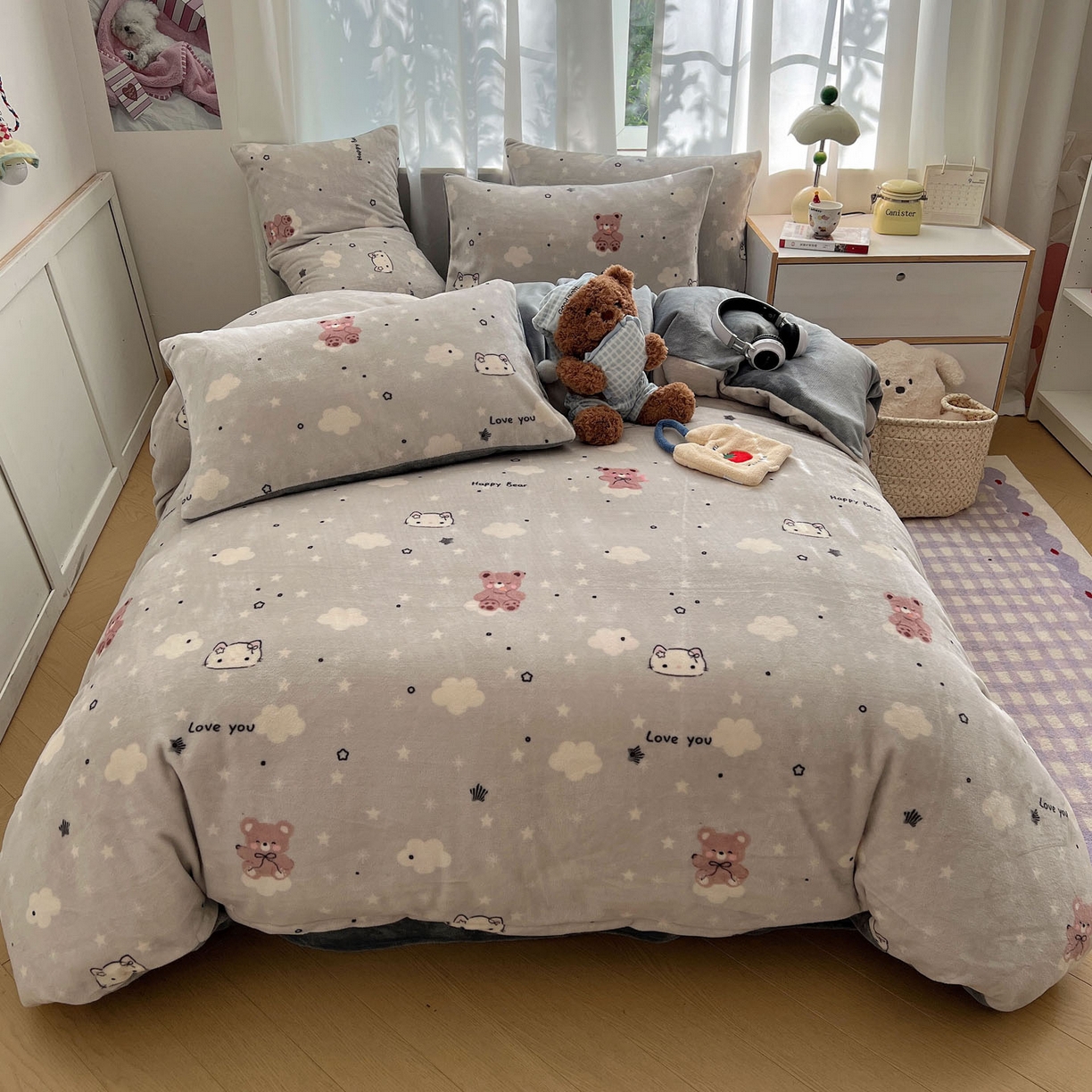 91家纺网 家纺一手货源 找家纺 红嘴企鹅 2025新款精致印花牛奶绒四件套 牛奶绒-星云小熊