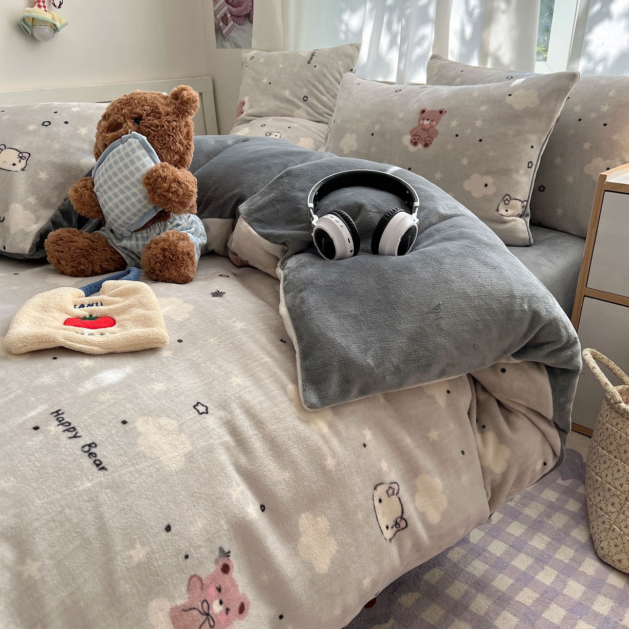 91家纺网 家纺一手货源 找家纺 红嘴企鹅 2025新款精致印花牛奶绒四件套 牛奶绒-星云小熊