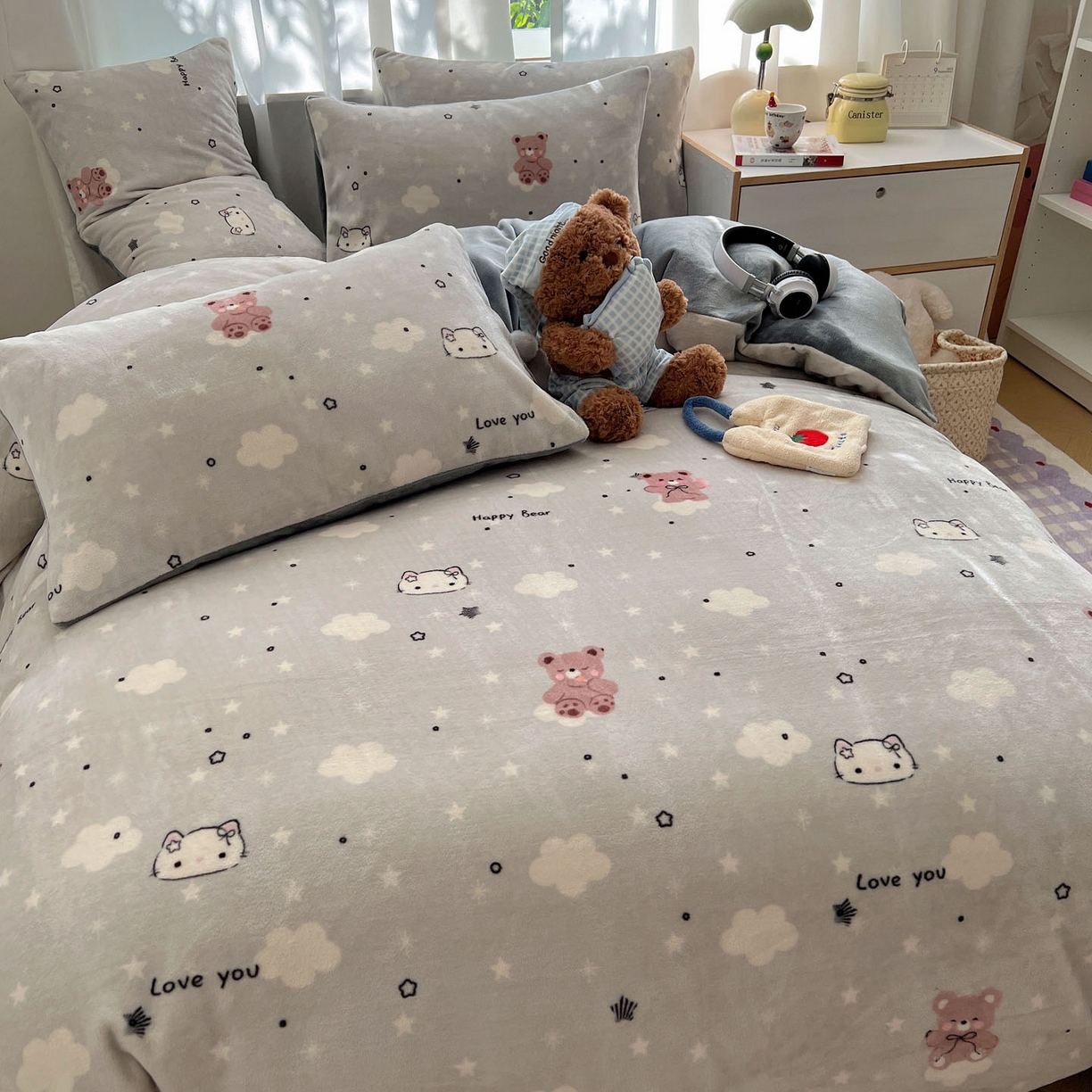 91家纺网 家纺一手货源 找家纺 红嘴企鹅 2025新款精致印花牛奶绒四件套 牛奶绒-星云小熊