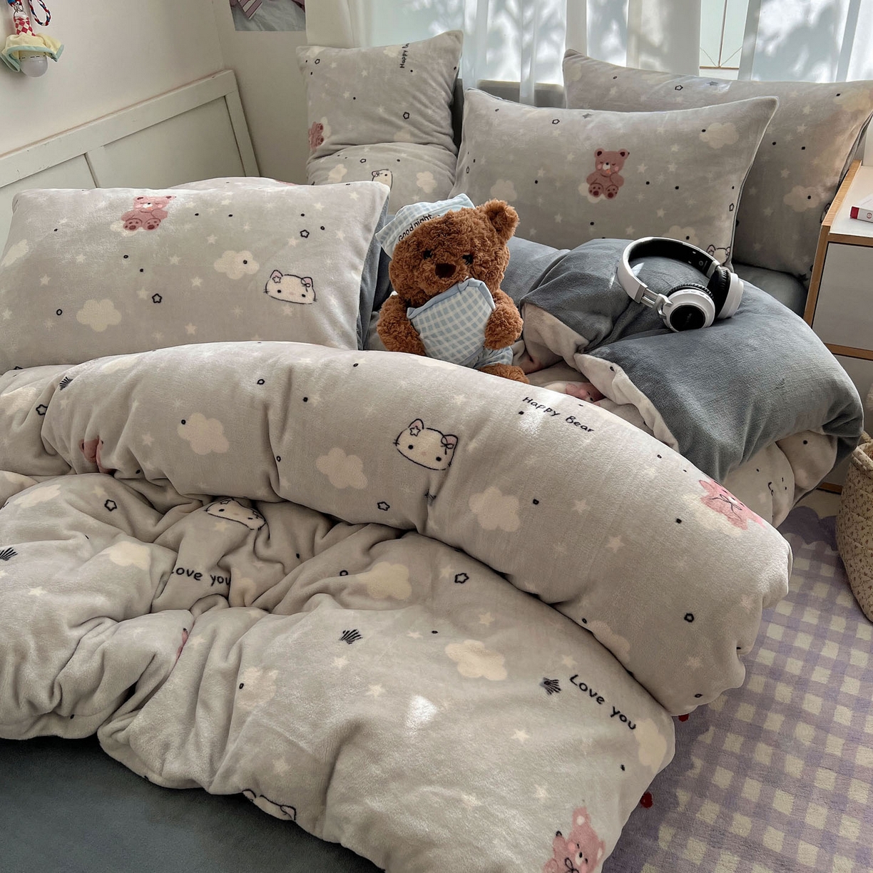 91家纺网 家纺一手货源 找家纺 红嘴企鹅 2025新款精致印花牛奶绒四件套 牛奶绒-星云小熊