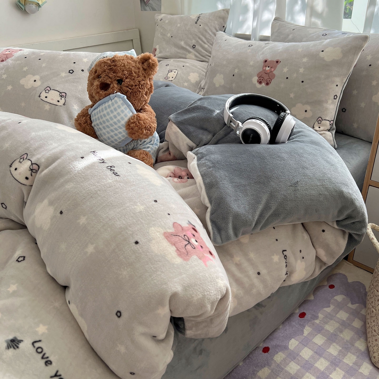 91家纺网 家纺一手货源 找家纺 红嘴企鹅 2025新款精致印花牛奶绒四件套 牛奶绒-星云小熊