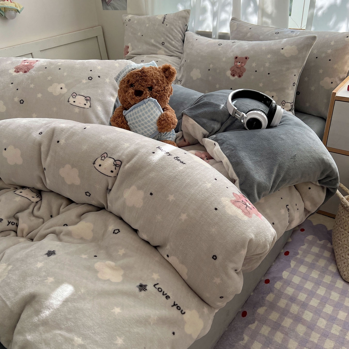 91家纺网 家纺一手货源 找家纺 红嘴企鹅 2025新款精致印花牛奶绒四件套 牛奶绒-星云小熊