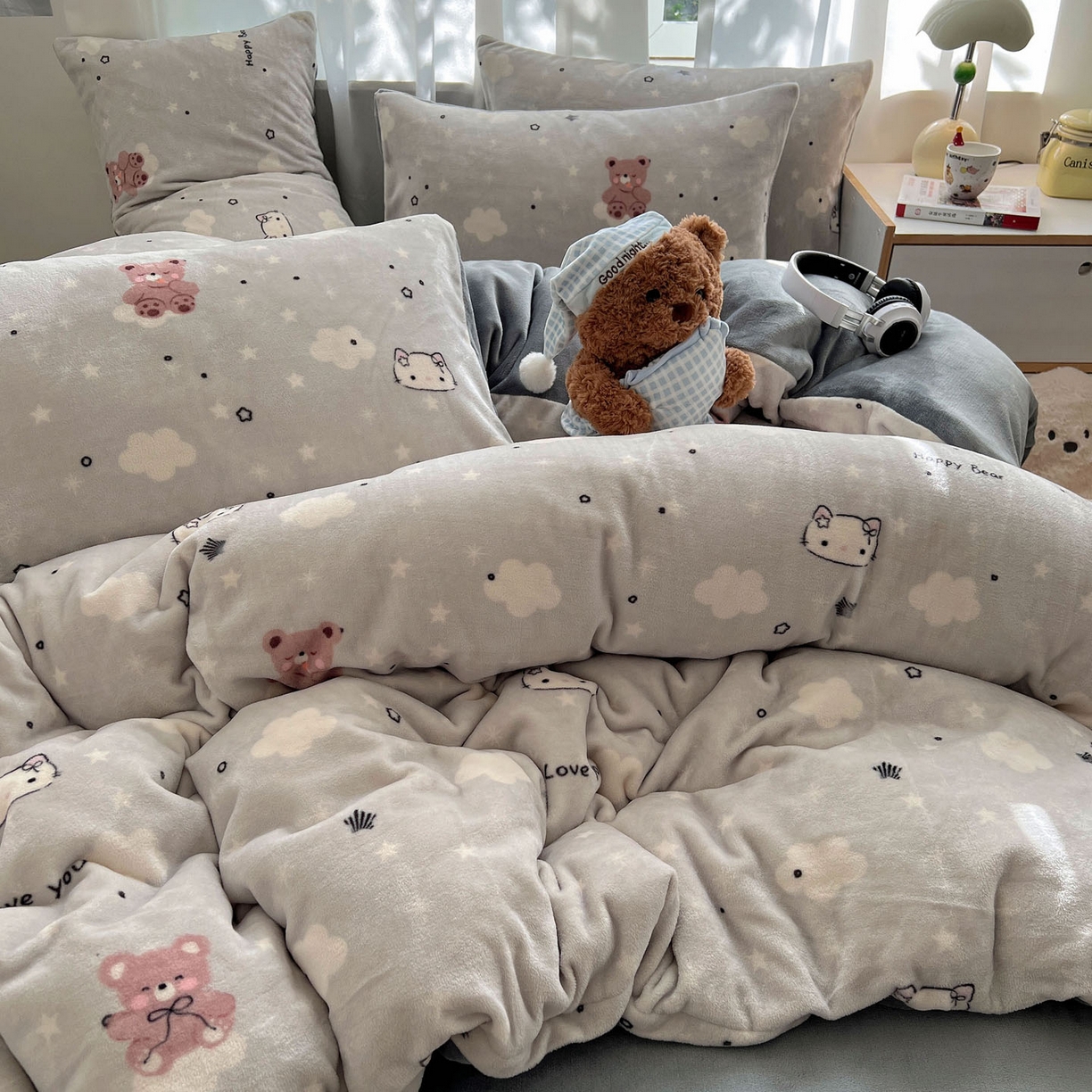 91家纺网 家纺一手货源 找家纺 红嘴企鹅 2025新款精致印花牛奶绒四件套 牛奶绒-星云小熊
