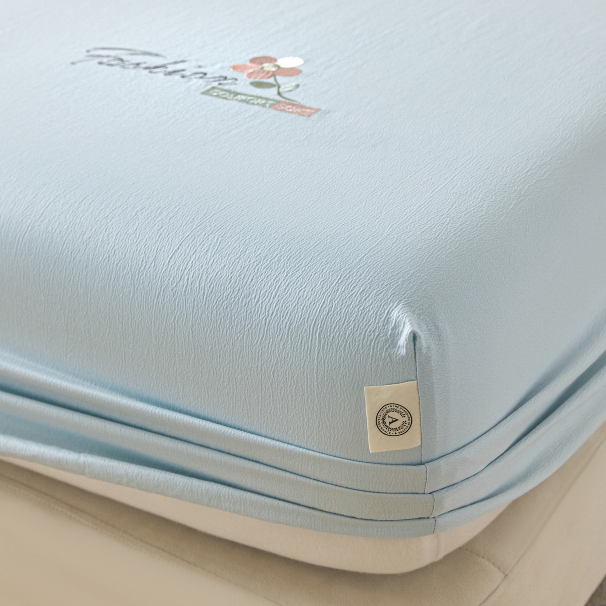 91家纺网 家纺一手货源 找家纺 鑫钰 2025新款A类云麻绣花抗菌透气床笠-芙洛拉 芙洛拉-清澈蓝