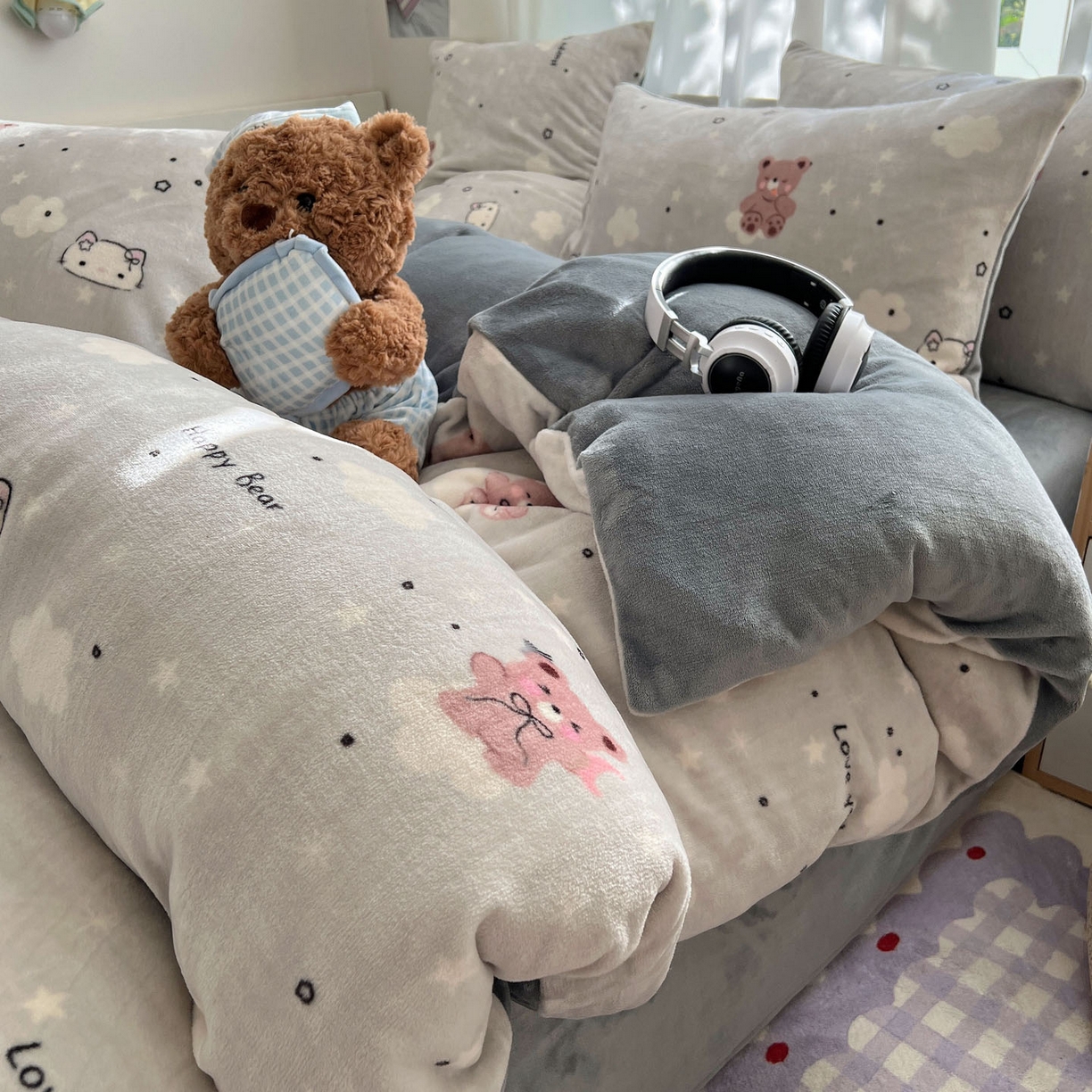 91家纺网 家纺一手货源 找家纺 红嘴企鹅 2025新款精致印花牛奶绒四件套 牛奶绒-星云小熊