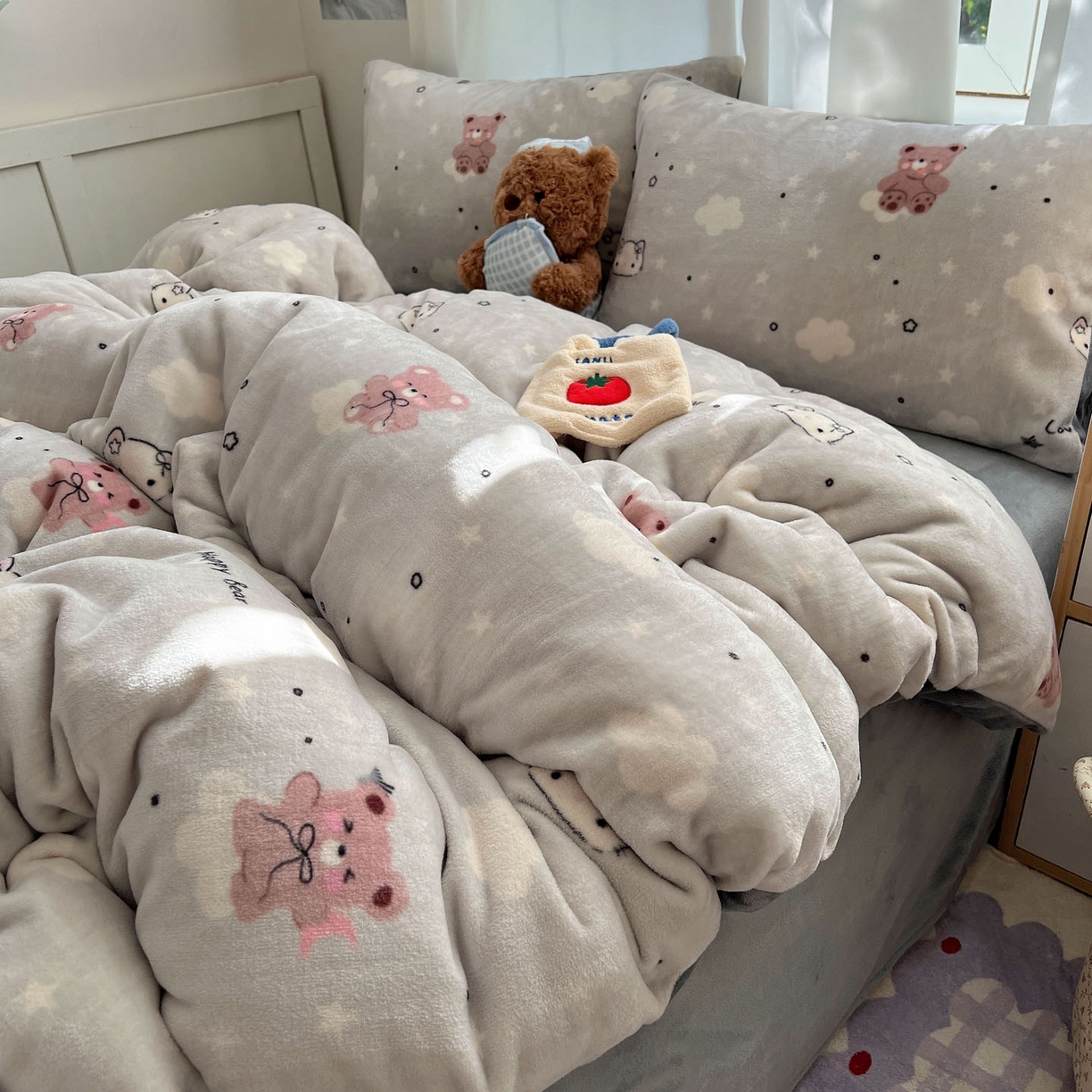 91家纺网 家纺一手货源 找家纺 红嘴企鹅 2025新款精致印花牛奶绒四件套 牛奶绒-星云小熊