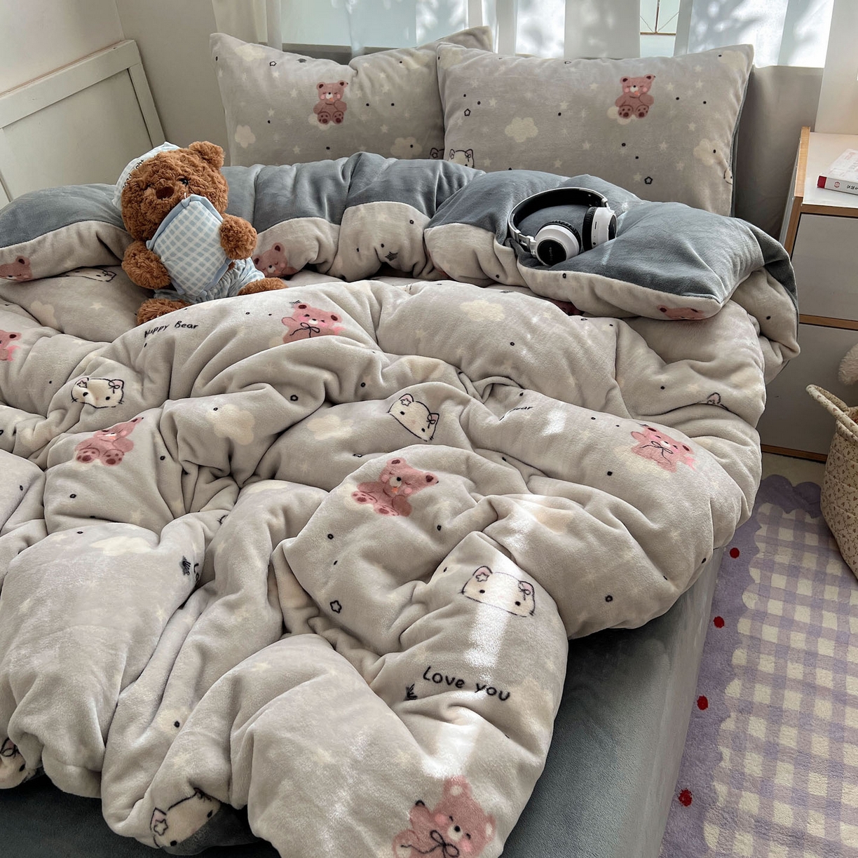 91家纺网 家纺一手货源 找家纺 红嘴企鹅 2025新款精致印花牛奶绒四件套 牛奶绒-星云小熊