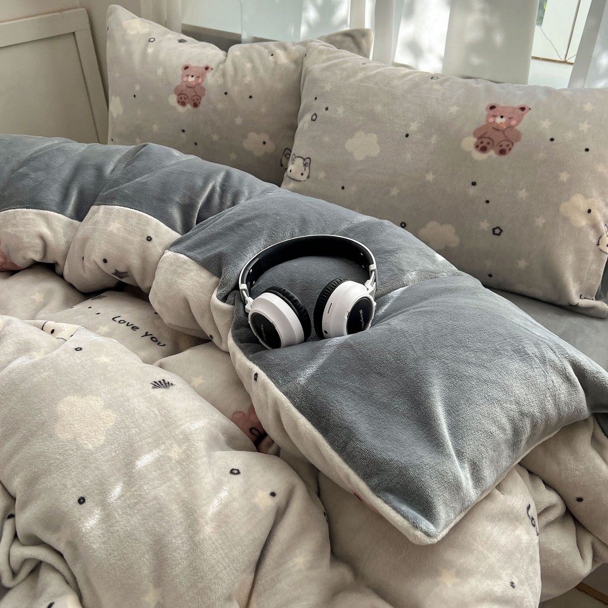 91家纺网 家纺一手货源 找家纺 红嘴企鹅 2025新款精致印花牛奶绒四件套 牛奶绒-星云小熊